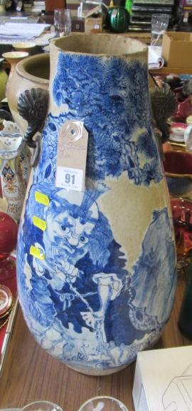 LARGE CHINESE BLUE AND WHITE VASE Image