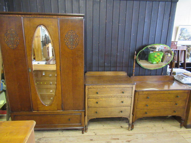 OAK THREE PIECE BEDROOM SUITE Image