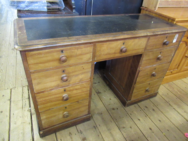 KNEE HOLE DESK Image