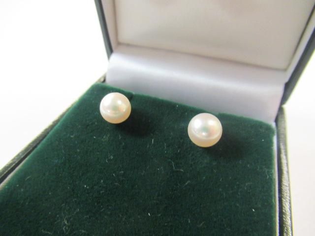 PAIR OF PEARL AND 9CT GOLD EARRINGS Image