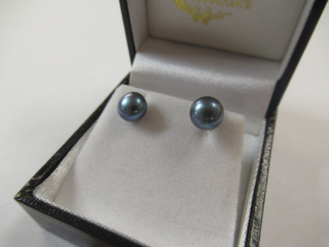 PAIR OF PEARL AND SILVER EARRINGS Image