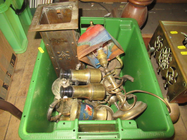 BOX OF METALWARE INCLUDING A LAMP Image