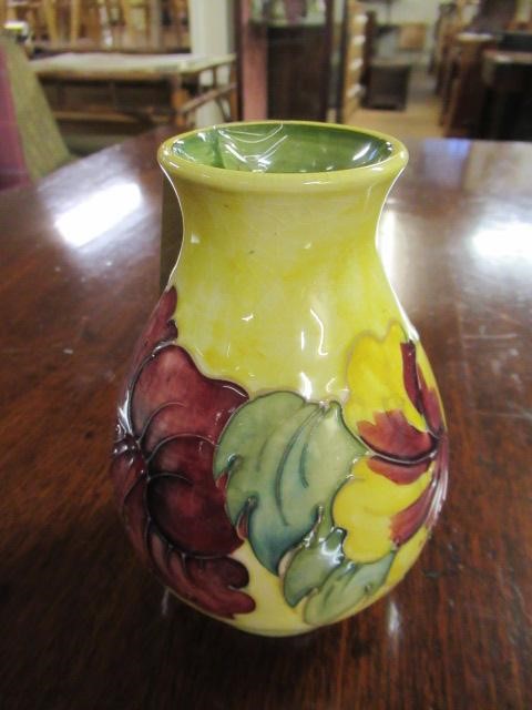 ANTIQUE MOORCROFT HIBISCUS VASE WITH QUEEN MARY LABEL Image