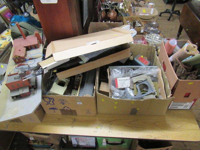 LARGE QUANTITY OF MODEL RAILWAY ACCESSORIES ETC Image