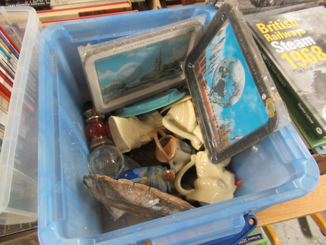 BOX OF VINTAGE NEW YORK WORLD'S FAIR MEMORABILIA Image