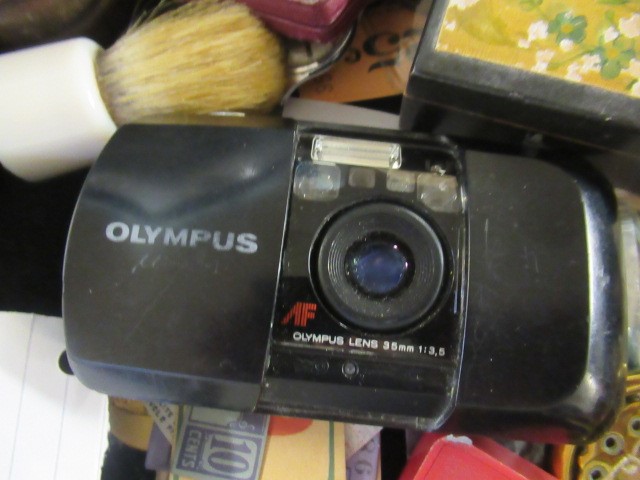 TRAY OF VINTAGE COLLECTABLES INCLUDING MEDALS, OLYMPUS CAMERA AND ROMER WRISTWATCH Image