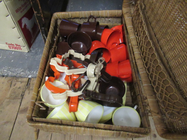 HAMPER OF RETRO PICNIC WARE Image