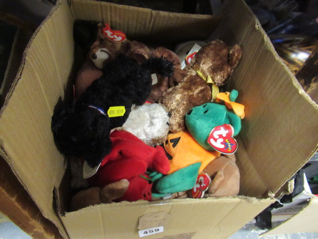 BOX OF TY BEANIE BABIES AND OTHER SOFT TOYS Image