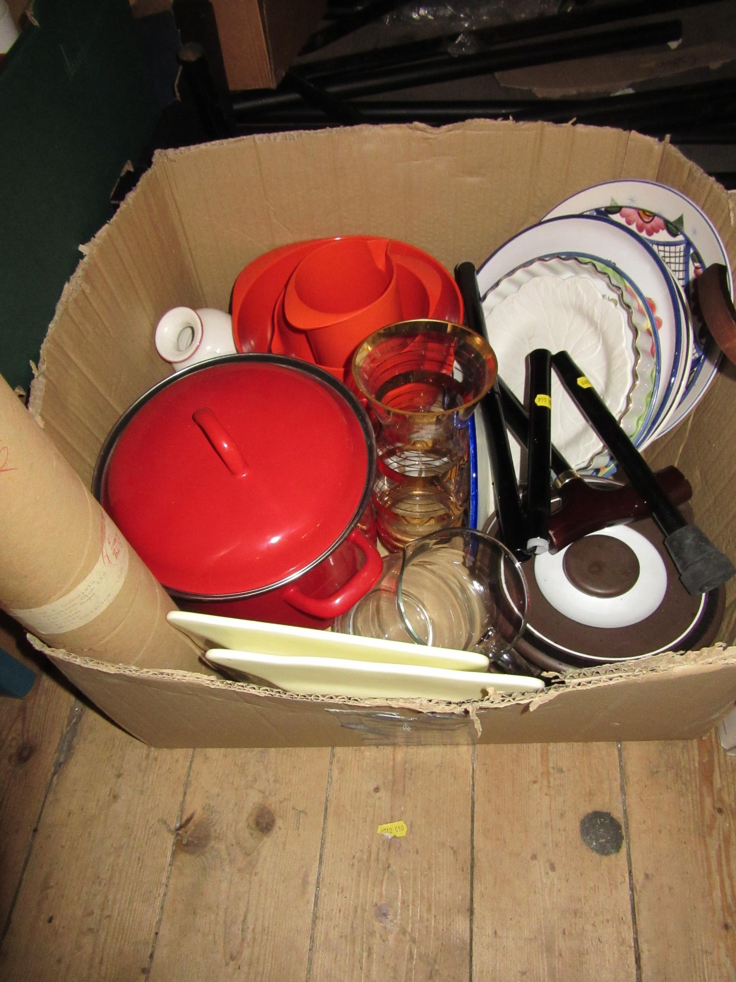 BOX OF MISCELLANEOUS INCLUDING CERAMICS AND KITCHENWARE Image