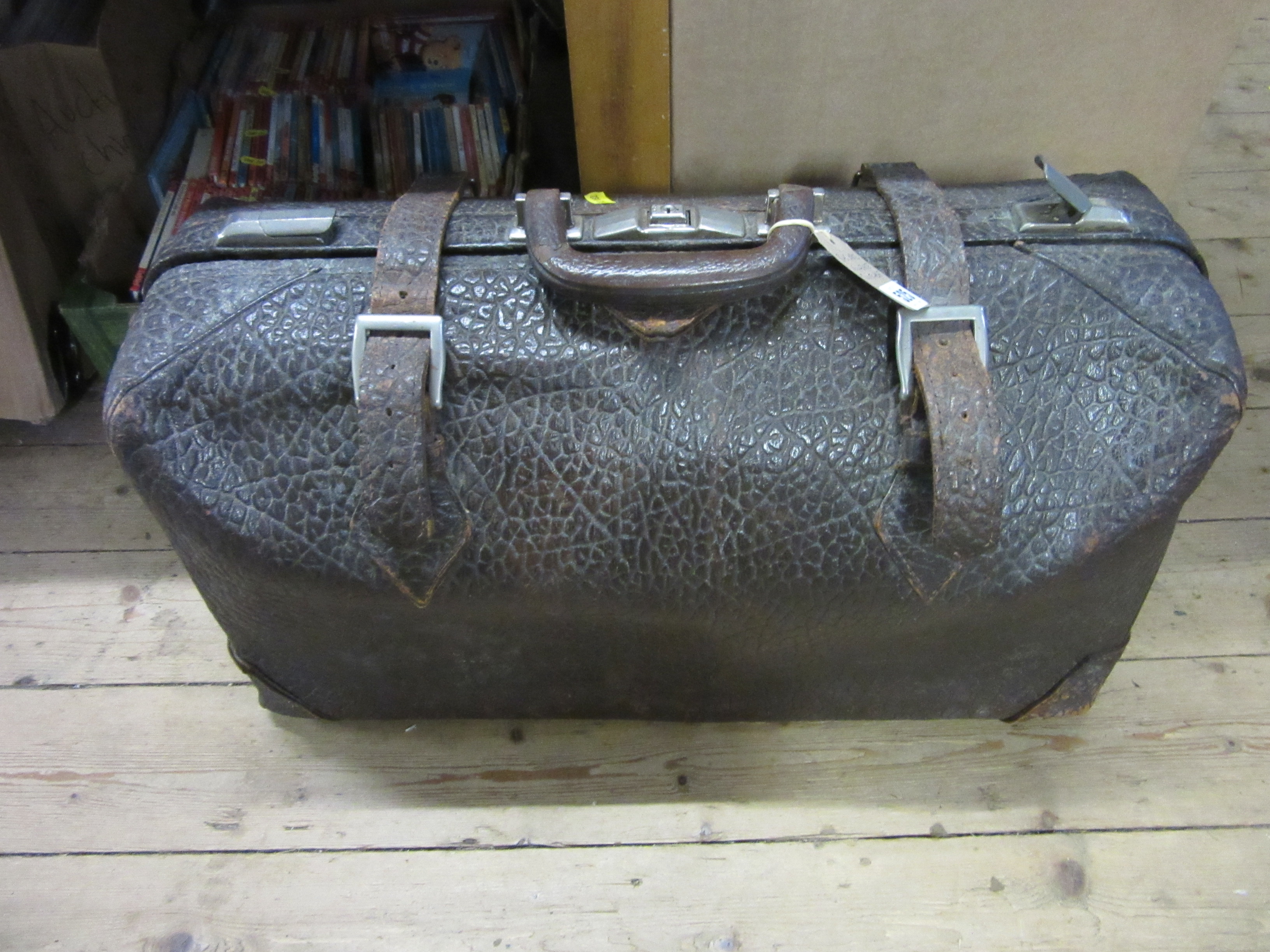 VINTAGE SUITCASE Image