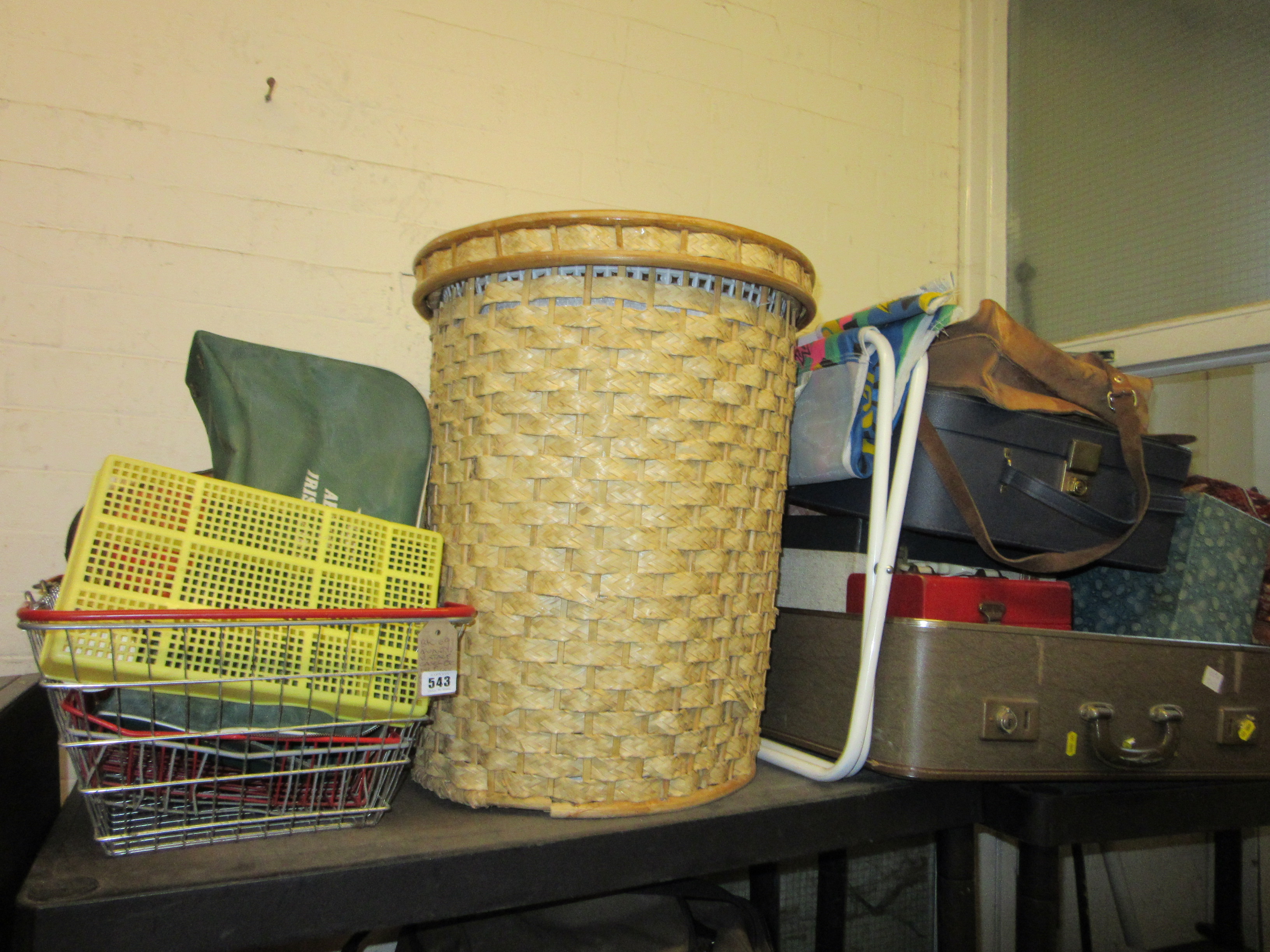 QUANTITY OF VINTAGE CASES INCLUDING PICNIC CASE AND LAUNDRY BASKET Image