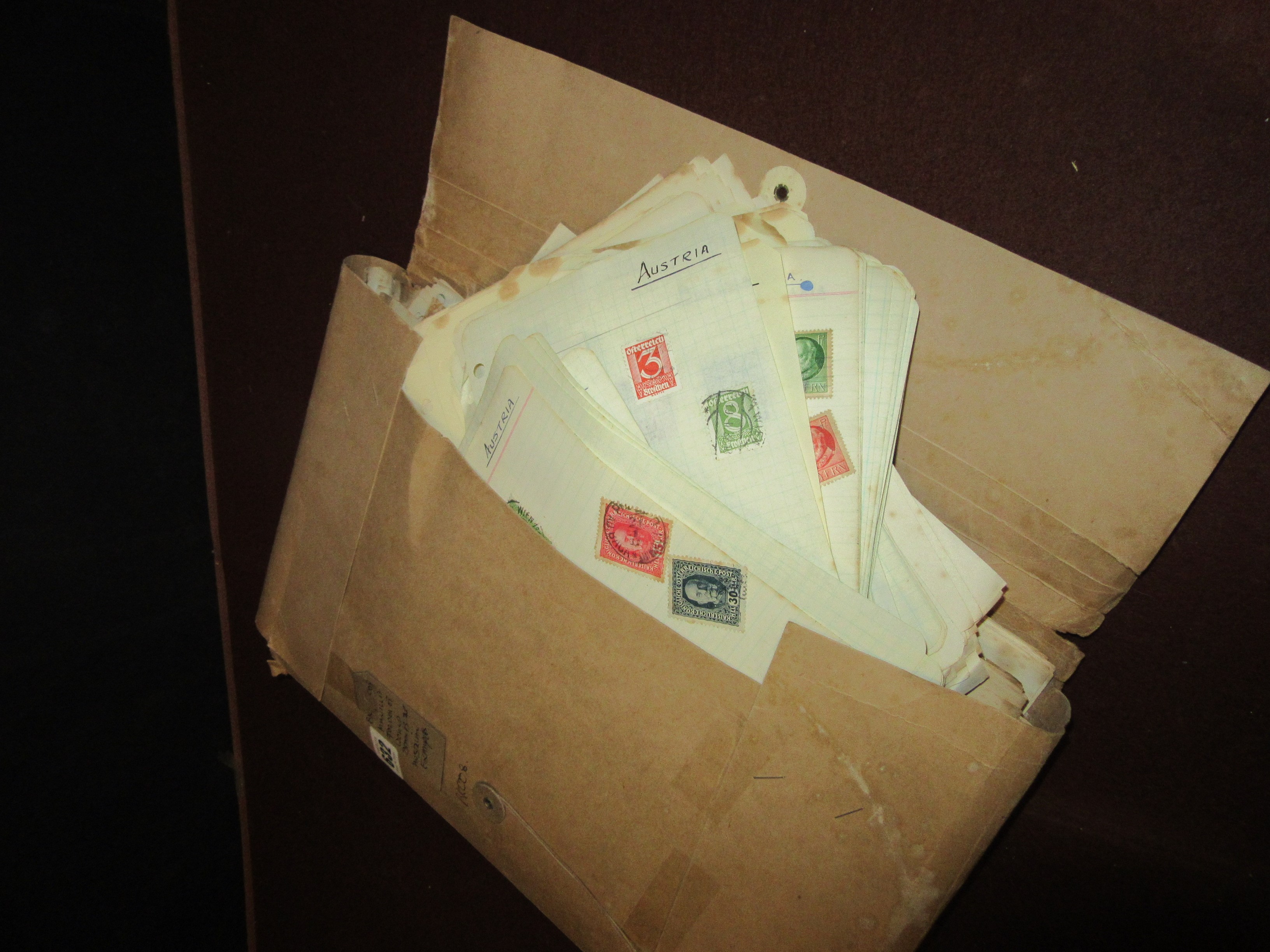 MANILLA FOLDER OF WORLD STAMPS INCLUDING AUSTRALIAN EXAMPLES Image