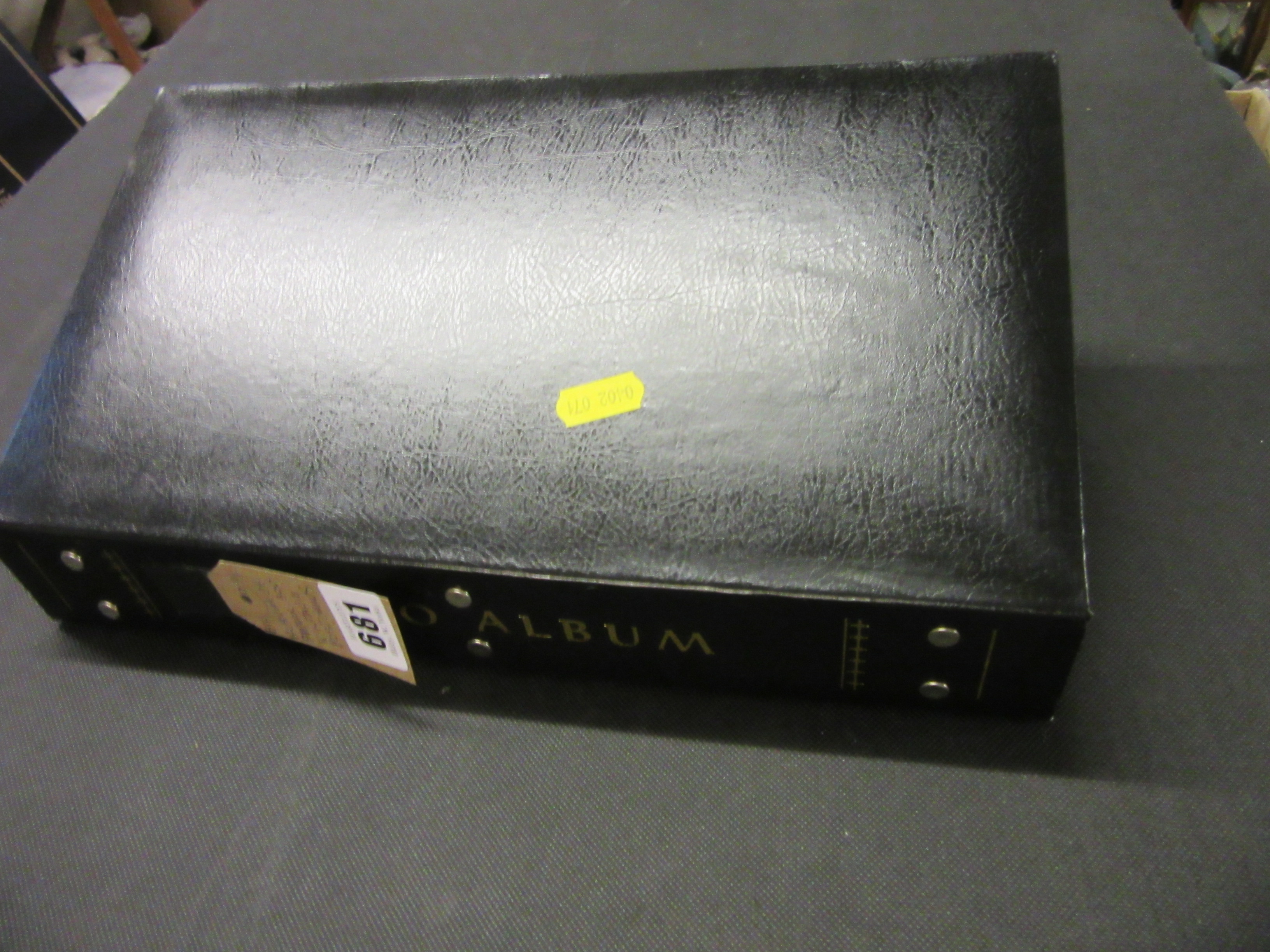 ALBUM OF APPROX 300 VINTAGE POSTCARDS Image