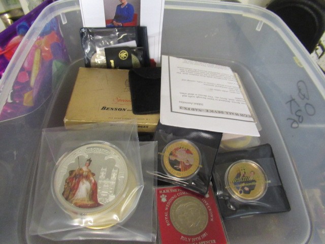 BOX OF UK COPPER CUPRO NICKEL AND GOLD PLATED COMMEMORATIVE COINS Image