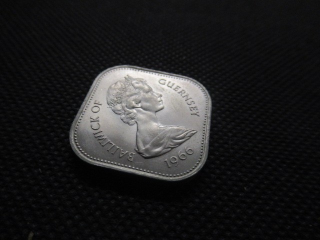 GUERNSEY 1966 TEN SHILLING COIN Image