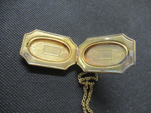 NEW YORK 1939 WORLDS FAIR LOCKET AND CHAIN Image