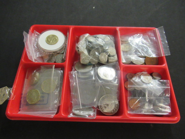 TRAY OF UK CROWNS AND OTHER COINS Image