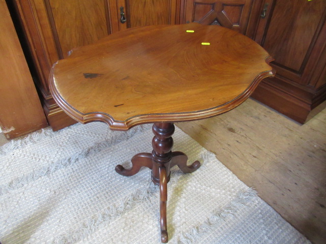 SCALLOP EDGED PEDESTAL TABLE Image