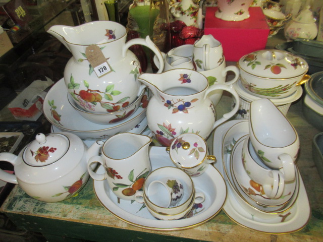 QUANTITY OF ROYAL WORCESTER EVESHAM TABLEWARE Image