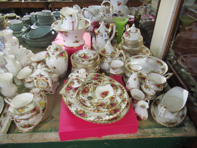 LARGE QUANTITY OF ROYAL ALBERT OLD COUNTRY ROSE CHINA Image