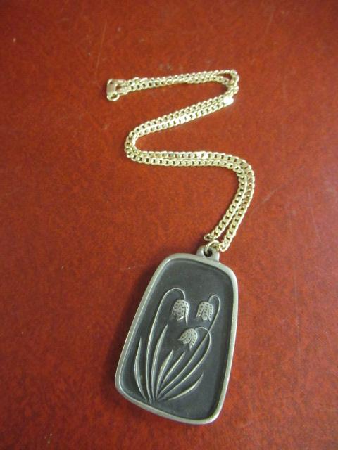 SILVER CHAIN AND PENDANT Image