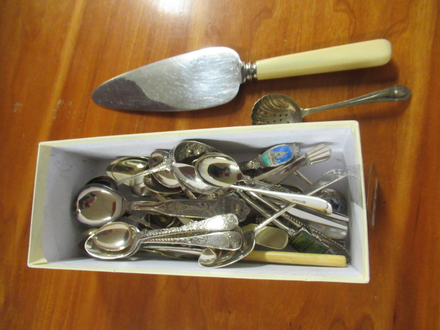 BOX OF COLLECTABLE SPOONS Image
