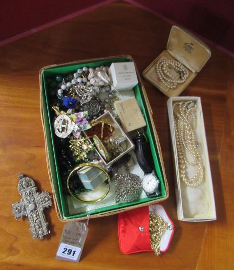 BOX OF JEWELLERY Image