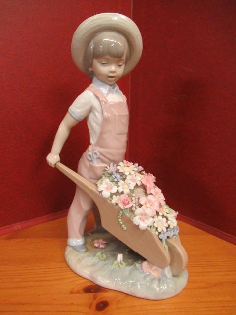 LLADRO CHILD WITH BARROW Image