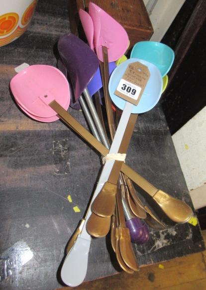 EIGHT PAIRS OF VINTAGE DASCO SHU-STRETCHERS Image
