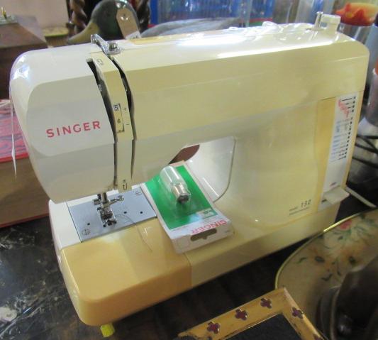 SINGER SEWING MACHINE Image