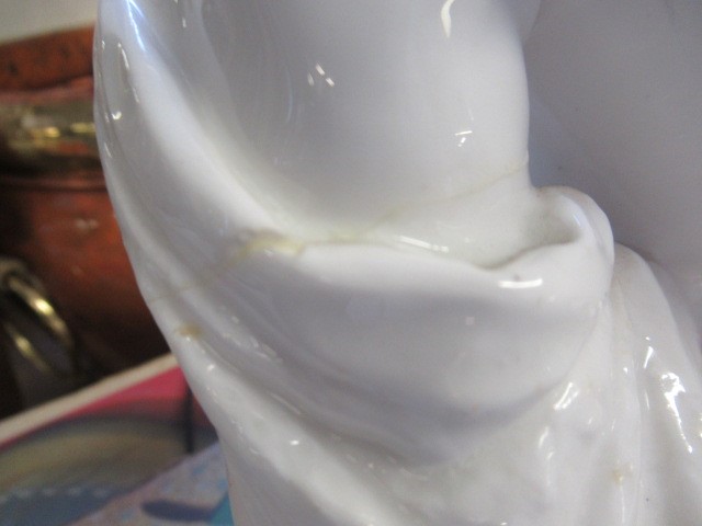 WHITE GLAZED DERBY PORCELAIN FIGURAL CENTRE BOWL Image