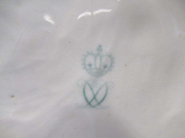 WHITE GLAZED DERBY PORCELAIN FIGURAL CENTRE BOWL Image