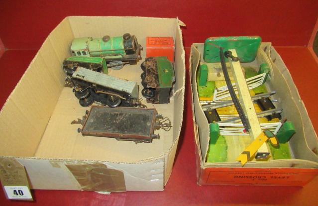 QUANTITY OF TIN PLATE HORNBY CARRIAGES ETC Image