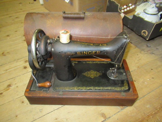 CASED SINGER SEWING MACHINE Image
