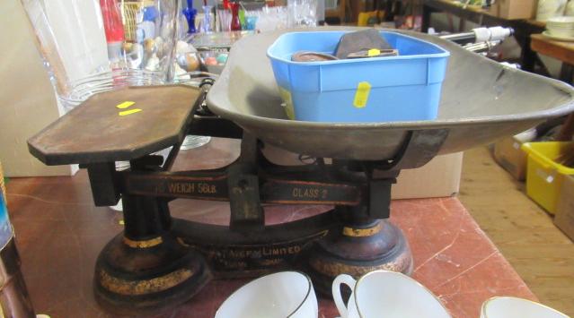 VINTAGE AVERY SCALES AND WEIGHTS Image