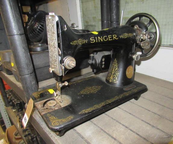 SINGER SEWING MACHINE Image