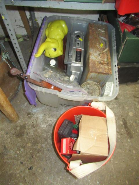 BOX OF MIXED ITEMS INCLUDING RADIO Image