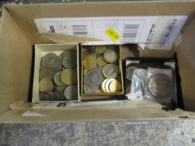 BOX OF WORLD COINS INCLUDING 1971 US DOLLAR AND A QUANTITY OF FRENCH COINS Image