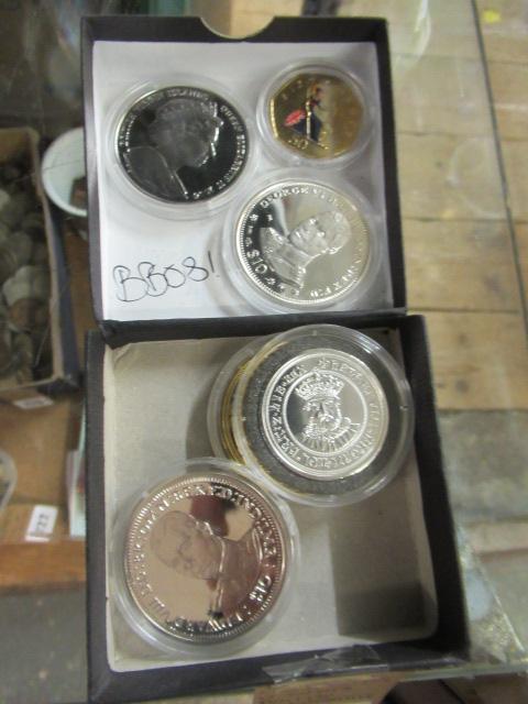 CASED SILVER AND OTHER BRITISH COMMEMORATIVE COINS AND ENAMELLED FIFTY PENCE Image