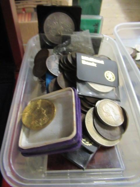 BOX OF MAINLY BRITISH COINS INCLUDING CROWNS Image