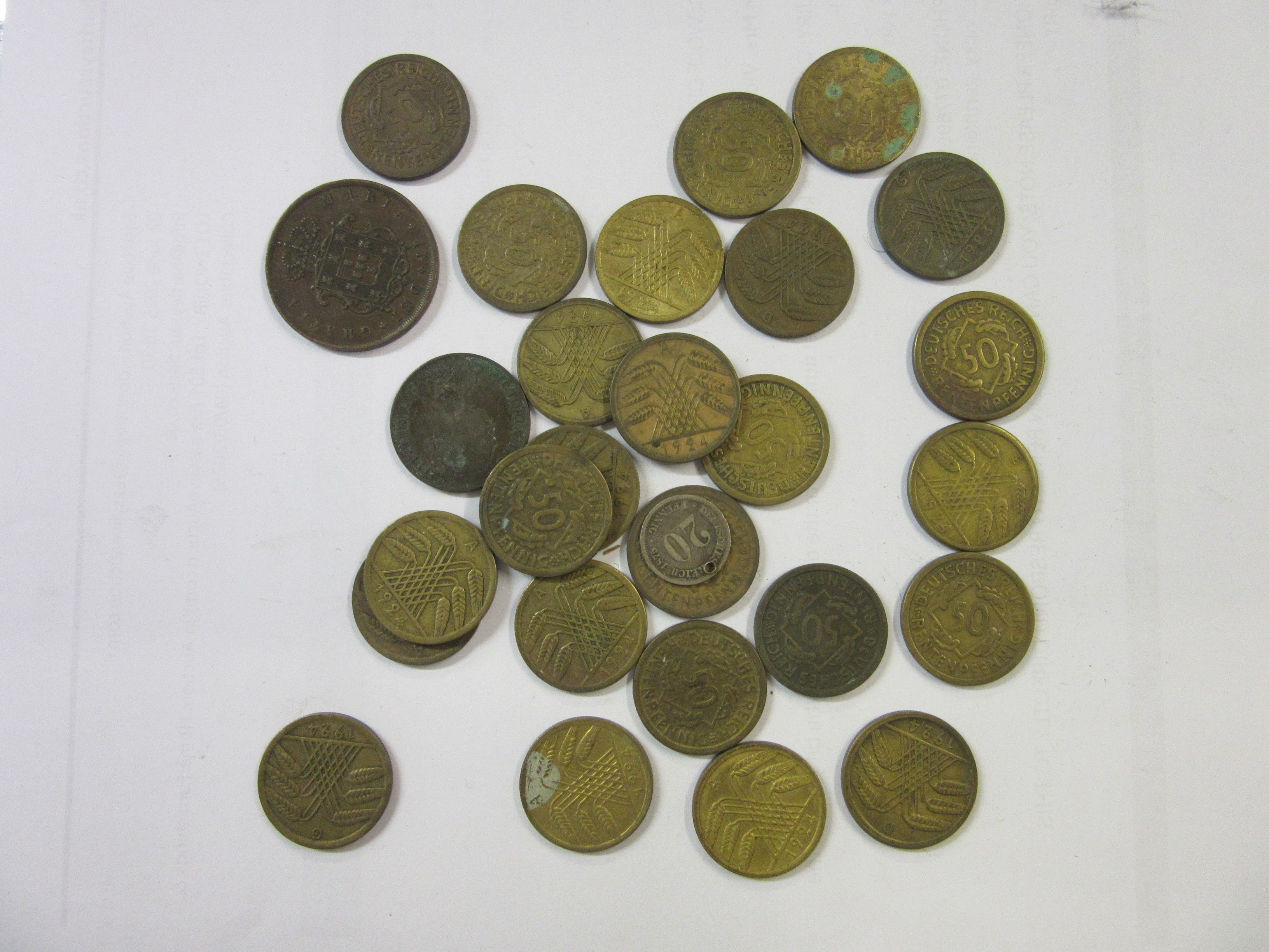 BOX OF WORLD COINS INCLUDING CHINESE 1927 MEMENTO YUAN DOLLAR AND EUROPEAN COINS Image
