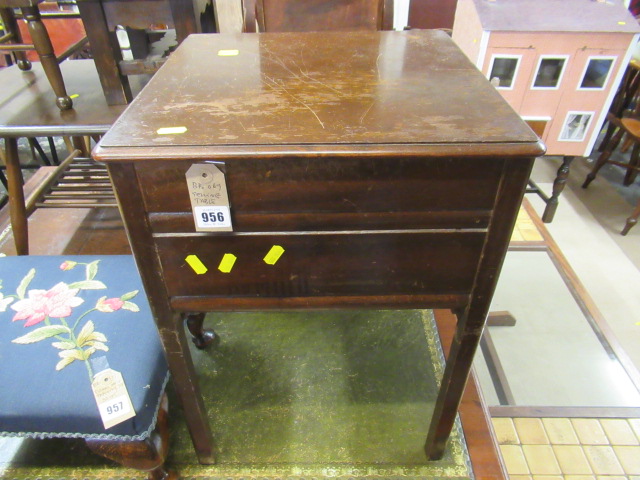 SEWING TABLE Image