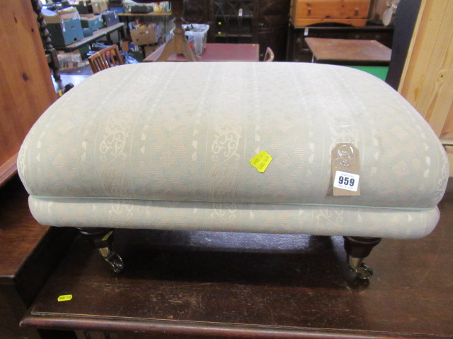 POUFFE ON CASTORS Image