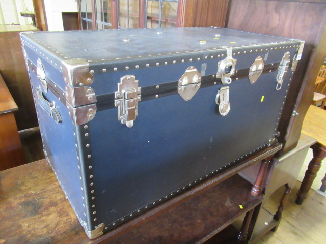 LARGE TRAVEL TRUNK Image