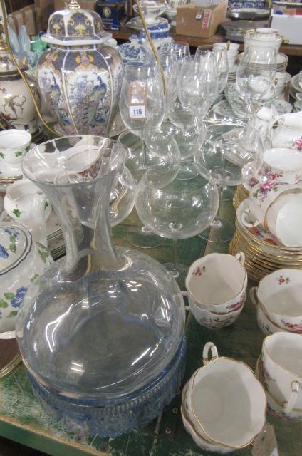 QUANTITY OF GLASS Image