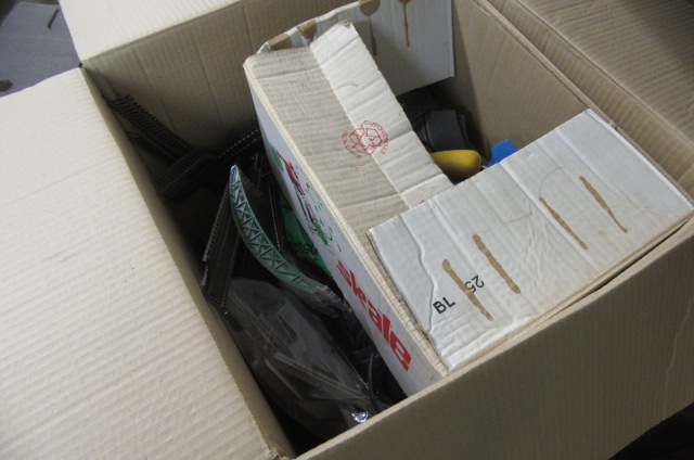 BOX INCLUDING TRAIN SET ITEMS Image