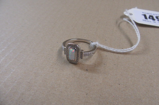 SILVER AND GEM STONE RING Image