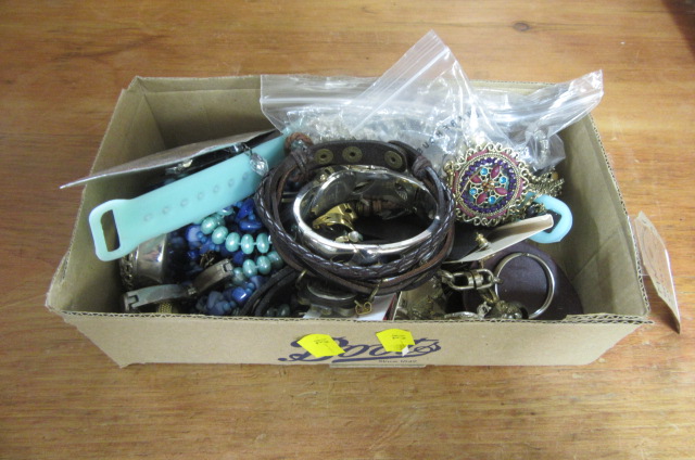 SMALL BOX OF COSTUME JEWELLERY Image