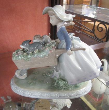 LLADRO GIRL WITH PUPPIES Image