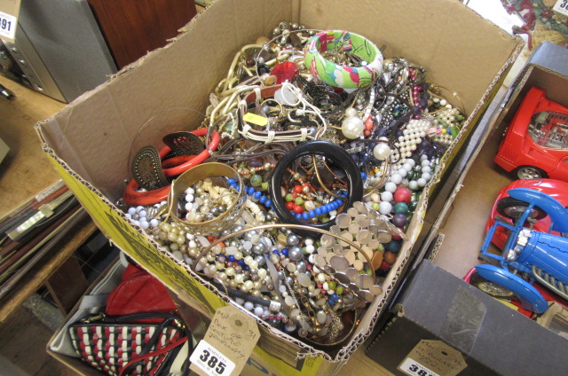 BOX OF COSTUME JEWELLERY Image